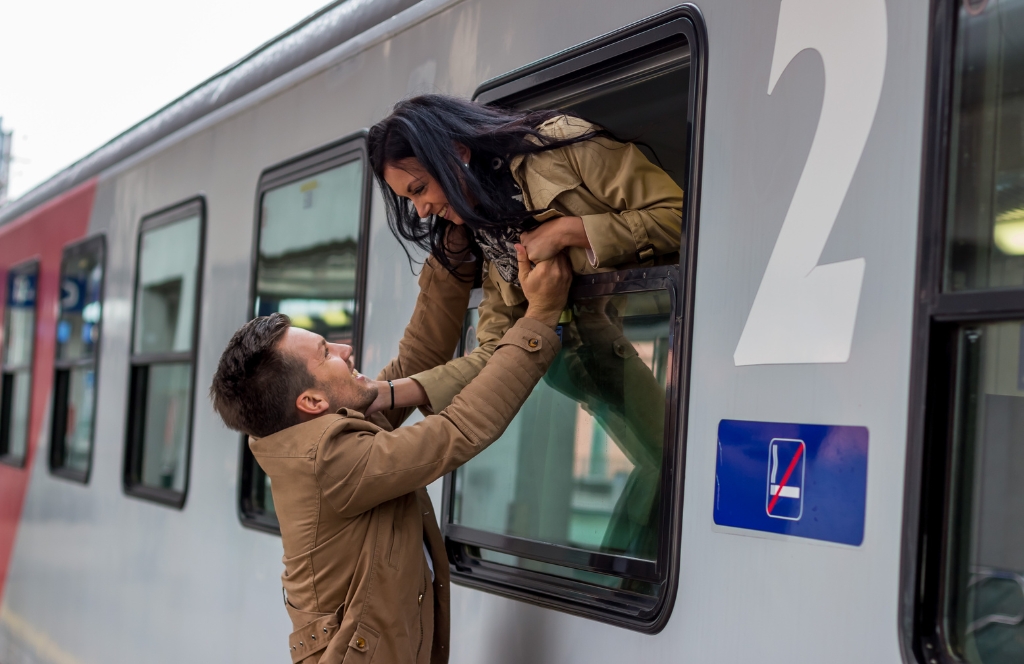 Paar sieht sich wieder im Zug