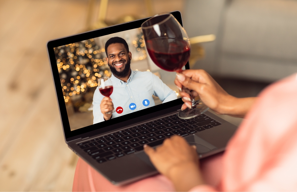 Paar trinkt Wein über Videoanruf