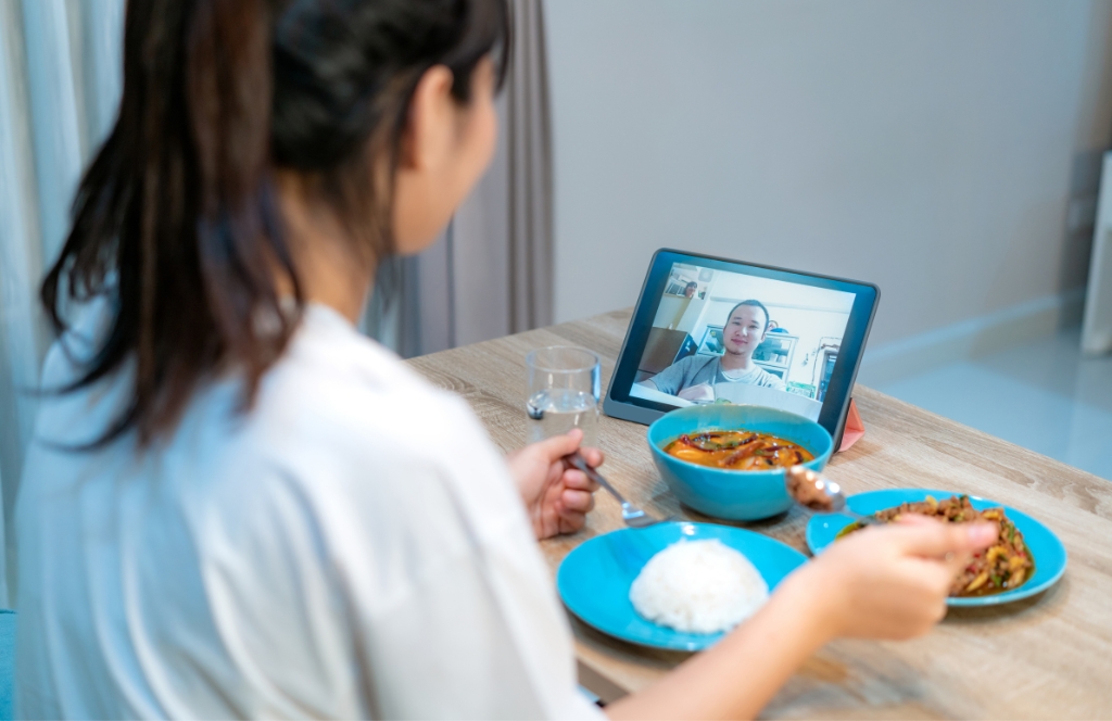 Paar isst gemeinsam über Videoanruf