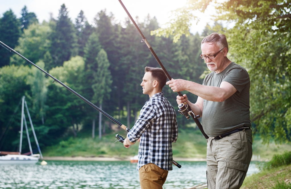 Vater und Sohn angeln