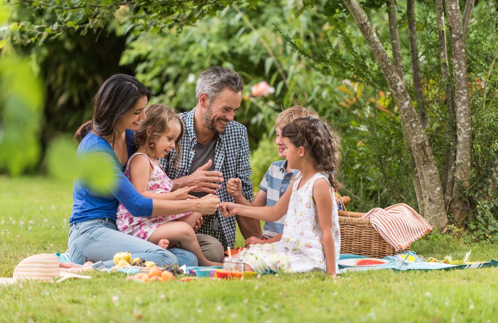 mach ein Osterpicknick als eine der besten Osteraktivitäten für Kinder