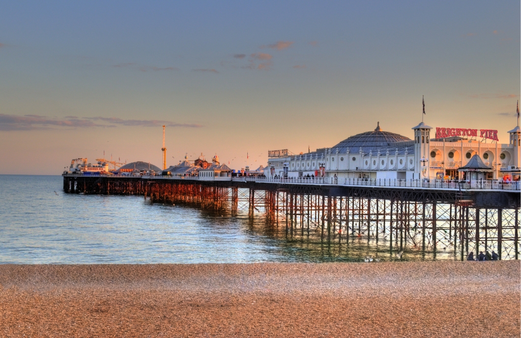 Aussicht auf den Brighton Pier bei Sonnenuntergang