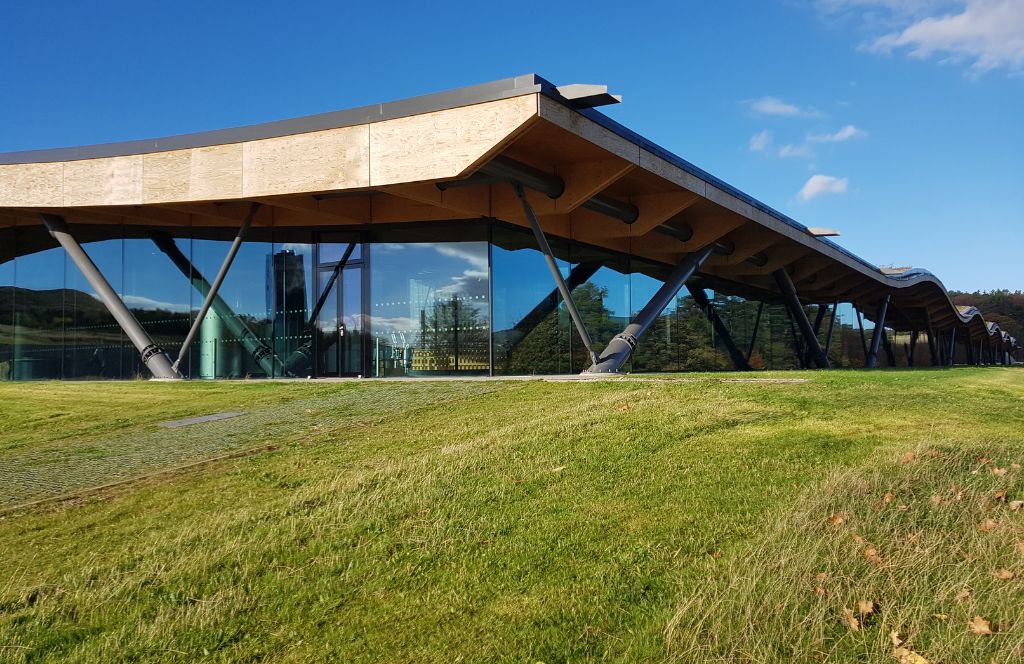 one of the best whisky tasting experiences is the macallan distillery