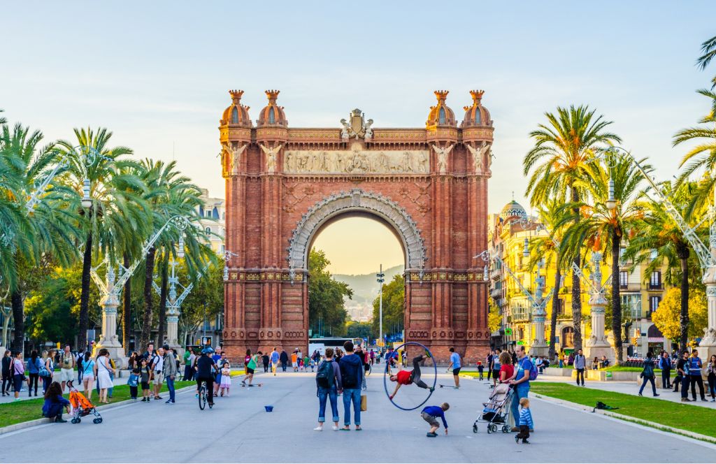 have a picnic at the Parc de la Ciutadella as a must-do barcelona activity for friends