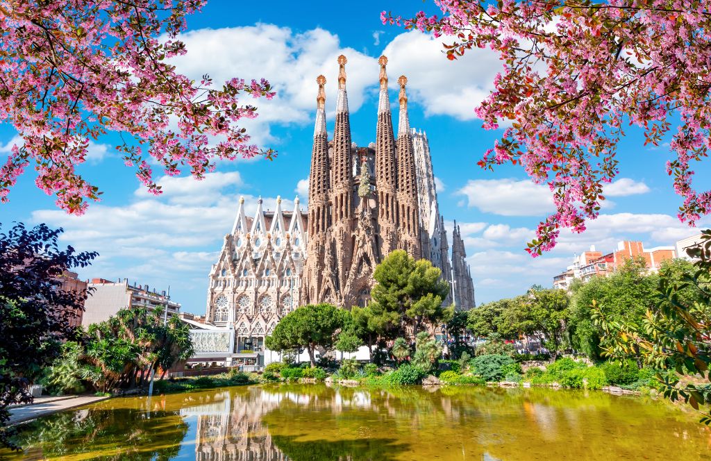 a fun things to do with friends in barcelona is visit the Sagrada Família