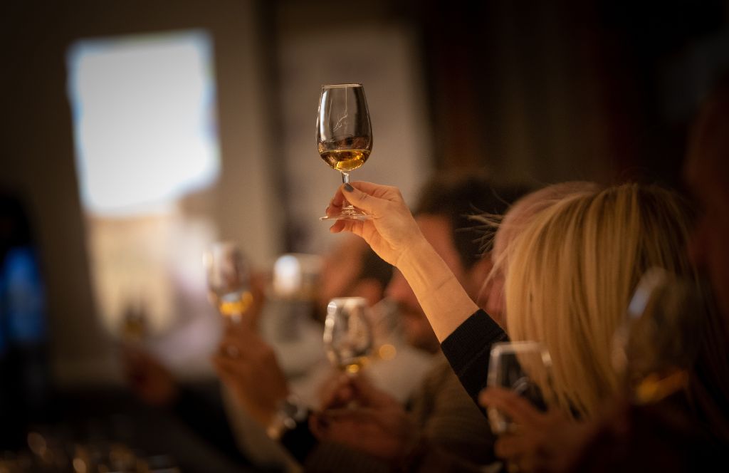 how to taste whisky properly at a whisky tasting experience in scotland