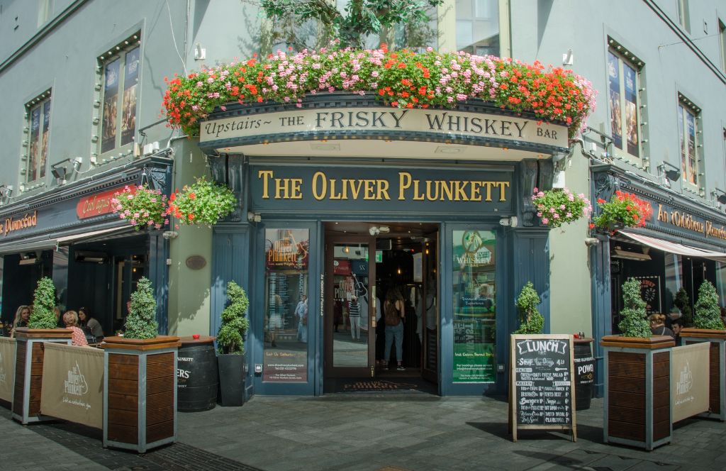 do a pub crawl in cork as a fun thing to do with friends