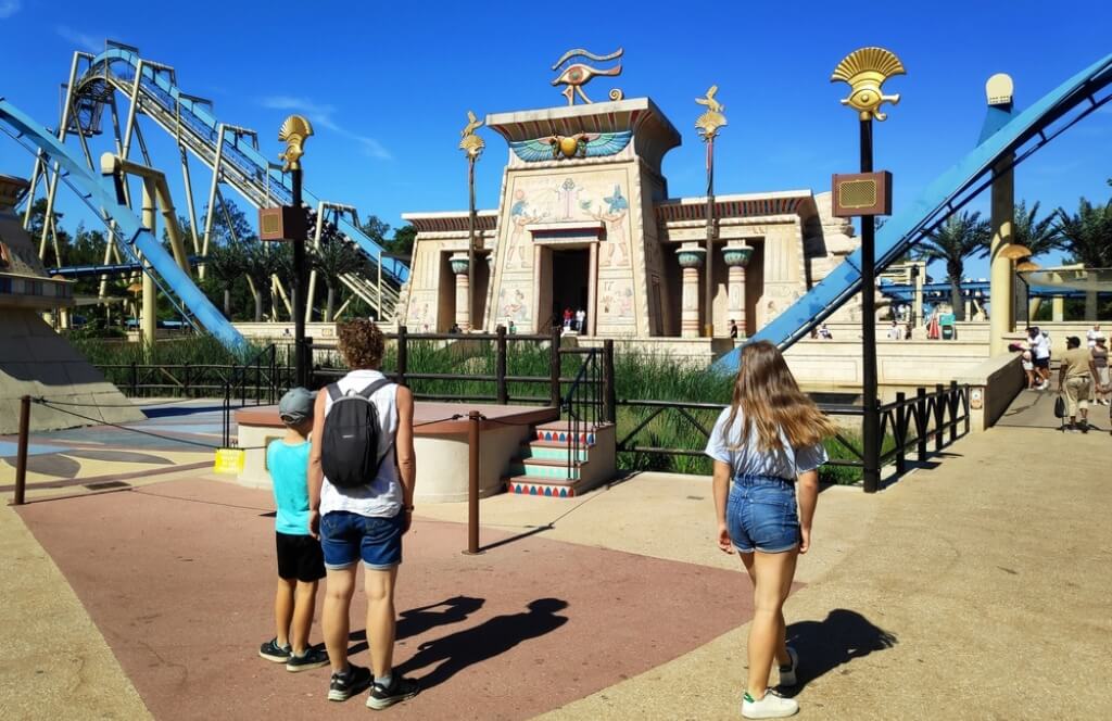 Une famille qui se dirige vers un gran huit au parc Asterix en Ile de France