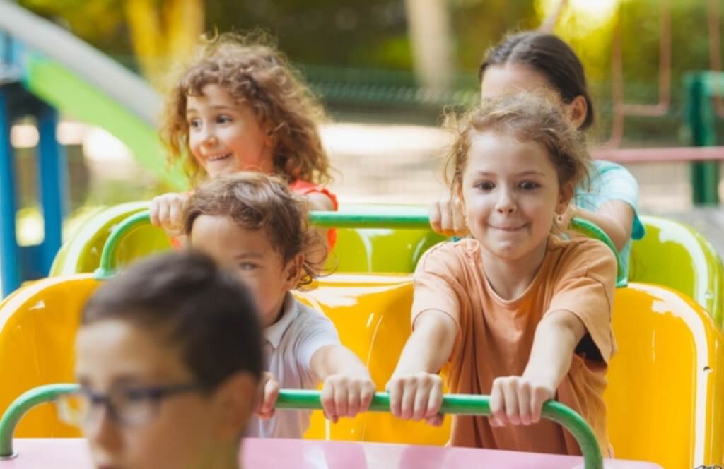 Des enfants dans un parc d'attraction en Ile de France
