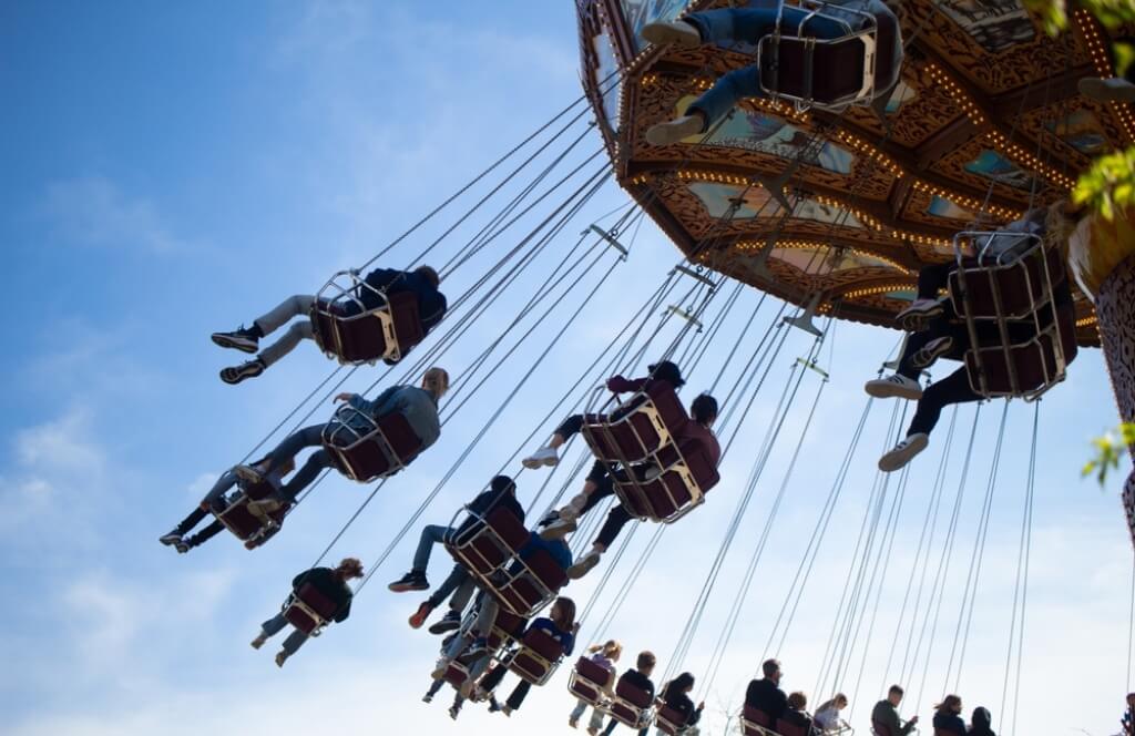 Un carousel dans un parc d'attraction en Ile de France