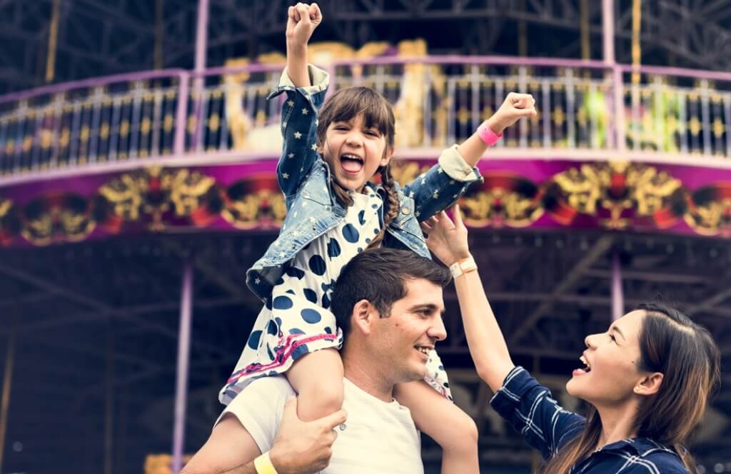 Une famille dans un parc d'attraction en Ile de France