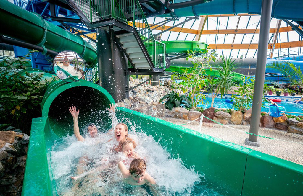 dagje weg met gezin op glijbaan indoor zwembad