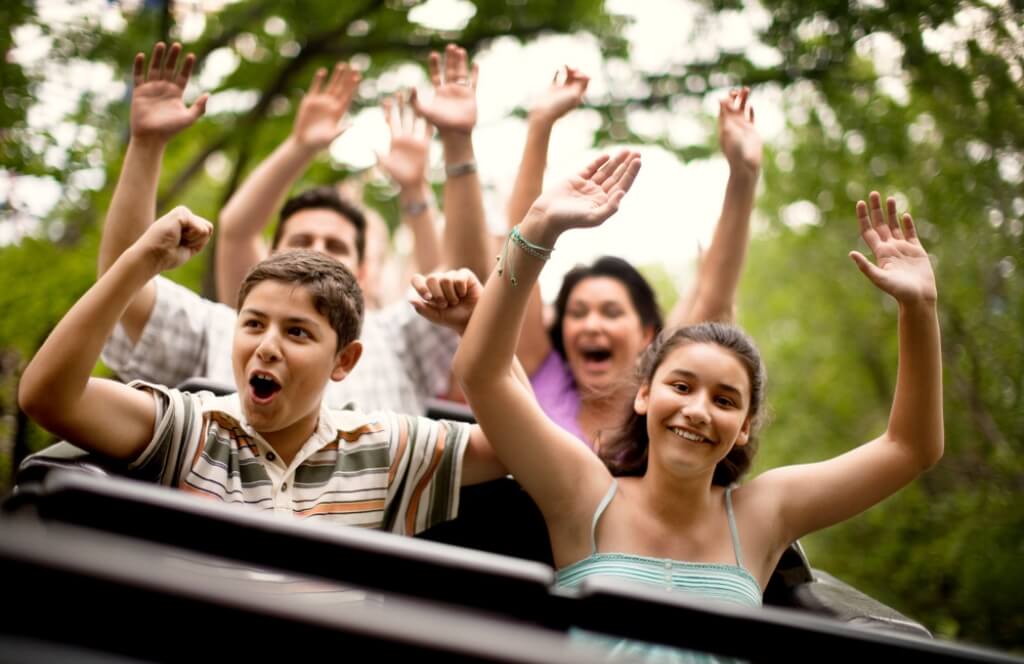 Des jeunes dans une attraction d'un parc d'attraction en Ile de France